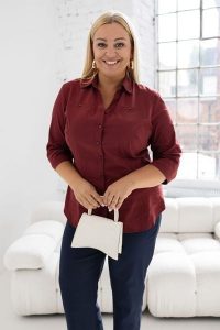 Elegancka bordowa koszula Lucyna PLUS SIZE XXL. Czerwone koszule Nasi partnerzy, plus size, bez wzorów, z bawełny, bez kołnierzyka, plus size, bez ramiączek. Za 199,90 zł.