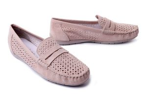 RIEKER 40263-31 pink, półbuty/mokasyny damskie. Brązowe półbuty Rieker, w ażurowe wzory, bez obcasa, bez zapięcia. Za 299,90 zł.