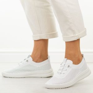 Białe ażurowe półbuty damskie Potocki 16366. Białe półbuty POTOCKI, na lato, w ażurowe wzory, z dresówki, z okrągłym noskiem, bez obcasa, na płaskiej podeszwie, bez zapięcia. W wyprzedaży za 113,52 zł.