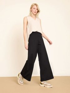 BGN Spodnie w kolorze czarnym rozmiar: 34. Czarne spodnie z wysokim stanem BGN, bez wzorów, z materiału, z podwyższonym stanem. Za 173,99 zł.