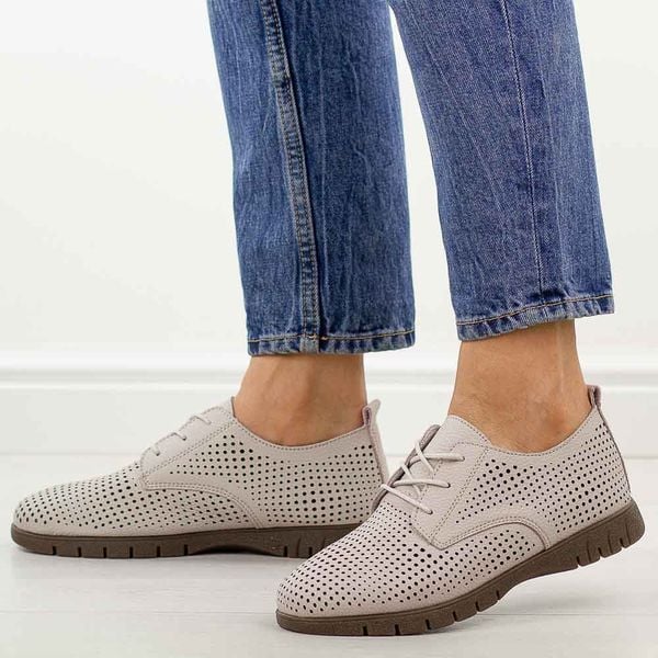 Szare ażurowane skórzane półbuty damskie Sergio Leone sp005. Szare półbuty Sergio Leone, na lato, w ażurowe wzory, z jeansu, z okrągłym noskiem, bez obcasa, na płaskiej podeszwie, bez zapięcia. Za 209,00 zł.