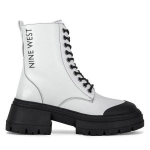 Botki Nine West. Białe botki Nine West, bez wzorów, bez obcasa, na płaskiej podeszwie, bez zapięcia. Za 279,99 zł.
