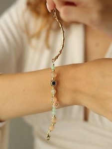 Pierres delicates Pozłacana bransoletka z kamieniami szlachetnymi i perłami rozmiar: onesize. Białe bransoletki Pierres delicates, z cyrkonią, pozłacane. Za 52,99 zł.