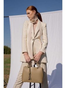 Christian Laurier Skórzana torebka "Armel" w kolorze beżowym - 30 x 23 x 10 cm rozmiar: onesize. Brązowe torebki klasyczne Christian Laurier, bez wzorów, z materiału, przez ramię, bez dodatków. Za 260,99 zł.