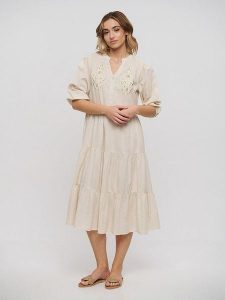 BLE Sukienka w kolorze beżowym rozmiar: onesize. Brązowe sukienki BLE, bez wzorów, z bawełny, bez kołnierzyka, bez ramiączek, midi, rozkloszowane. Za 158,10 zł.