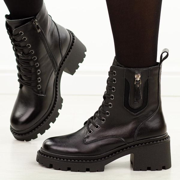 Czarne skórzane trapery damskie Vinceza 86418. Czarne botki VINCEZA, na jesień, bez wzorów, z polaru, z okrągłym noskiem, bez obcasa, bez zapięcia. Za 339,00 zł.