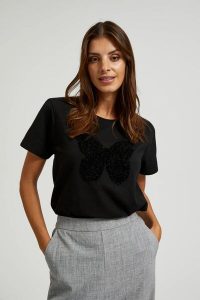 Bawełniany t-shirt z aplikacją czarny. Czarne t-shirty MOODO, m, z aplikacjami, z bawełny, bez kołnierzyka, bez ramiączek. W wyprzedaży za 49,99 zł.