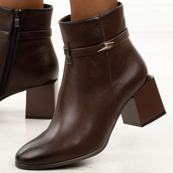 Brązowe botki damskie na obcasie M.Daszyński Sa217-18. Brązowe botki M.Daszyński, na jesień, z aplikacjami, z jeansu, bez obcasa, na obcasie, bez zapięcia. Za 219,00 zł.