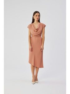 Stylove Sukienka w kolorze karmelowym rozmiar: XL. Brązowe sukienki Stylove, xl, bez wzorów, z asymetrycznym kołnierzem, bez ramiączek, midi, asymetryczne. Za 256,54 zł.