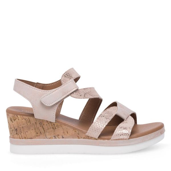 Sandały Clara Barson. Czerwone sandały Clara Barson, bez wzorów, bez obcasa, na koturnie, bez zapięcia. Za 119,99 zł.