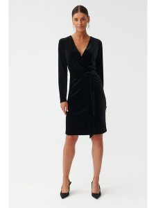 TATUUM Sukienka w kolorze czarnym rozmiar: XL. Czarne sukienki Tatuum, na co dzień, xl, bez wzorów, bez kołnierzyka, bez ramiączek, midi, proste. Za 83,42 zł.