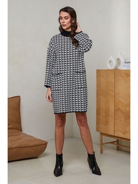 Soft Cashmere Sukienka dzianinowa w kolorze czarno-białym rozmiar: 38/40. Białe sukienki Soft Cashmere, na co dzień, bez wzorów, z dzianiny, bez kołnierzyka, bez ramiączek, maxi, proste. Za 196,24 zł.