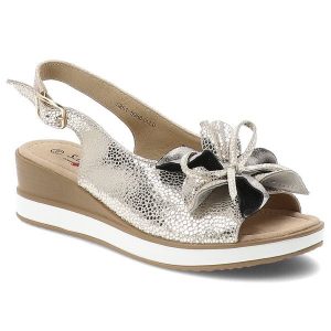 Sandały damskie S.Barski, cholewka ze skóry ekologicznej z szerokim paskiem z przodu ozdobna aplikacja kokardy, złote, GR61-5988. Żółte sandały S.BARSKI, z aplikacjami, ze skóry ekologicznej, bez obcasa, na koturnie, bez zapięcia. Za 189,00 zł.