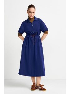 Rich & Royal Sukienka w kolorze granatowym rozmiar: 34. Niebieskie sukienki Rich & Royal, bez wzorów, bez kołnierzyka, bez ramiączek, midi. Za 344,95 zł.