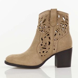 Beżowe botki damskie na słupku M.Daszyński Sa250-5. Brązowe botki M.Daszyński, na jesień, bez wzorów, z jeansu, z okrągłym noskiem, bez obcasa, na obcasie, bez zapięcia. Za 229,00 zł.