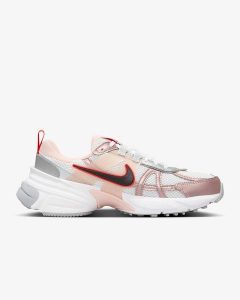 Nike V2K Run Buty do biegania damskie. Czerwone buty sportowe Nike, bez wzorów, bez zapięcia, do biegania. Za 369,99 zł.