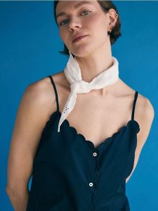 Ażurowa chusta z bawełny - biały. Białe apaszki i chusty Reserved, w ażurowe wzory, z bawełny. Za 59,99 zł.