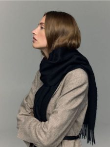 Wełniany szalik - czarny. Czarne szaliki Reserved, bez wzorów, z wełny. Za 199,99 zł.