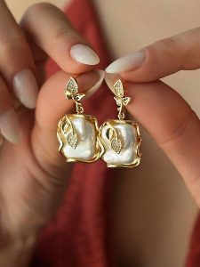 L'Atelier de Gaia Pozłacane kolczyki-wkrętki z cyrkoniami i perłami rozmiar: onesize. Białe kolczyki L'Atelier de Gaia, z cyrkonią, pozłacane. Za 104,39 zł.