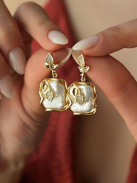 L'Atelier de Gaia Pozłacane kolczyki-wkrętki z cyrkoniami i perłami rozmiar: onesize. Białe kolczyki L'Atelier de Gaia, z cyrkonią, pozłacane. Za 104,39 zł.