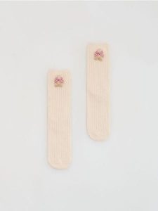 Skarpetki ze świąteczną naszywką - beżowy. Brązowe skarpetki Reserved, z aplikacjami. Za 29,99 zł.