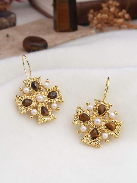 L'Atelier de Gaia Pozłacane kolczyki z tygrysim okiem i perłami rozmiar: onesize. Białe kolczyki L'Atelier de Gaia, z perłą, pozłacane. Za 78,47 zł.