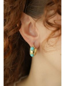 Pierres delicates Pozłacane kolczyki-kreole z turkusami rozmiar: onesize. Żółte kolczyki Pierres delicates, z turkusem, pozłacane. Za 91,56 zł.