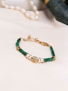 Charlize Pozłacana bransoletka z malachitami rozmiar: onesize. Zielone bransoletki Charlize, z malachitem, pozłacane. Za 74,28 zł.