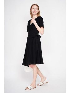 ASSUILI Sukienka w kolorze czarnym rozmiar: 40. Czarne sukienki Assuili, bez wzorów, bez kołnierzyka, bez ramiączek, midi, kopertowe. Za 130,99 zł.