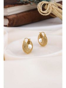 L'Atelier de Gaia Pozłacane kolczyki z perłami rozmiar: onesize. Białe kolczyki L'Atelier de Gaia, z perłą, pozłacane. Za 108,74 zł.