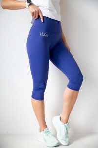 Legginsy 3/4 do biegania damskie 2skin Capris. Niebieskie legginsy 2SkIN, bez wzorów, z materiału. Za 139,00 zł.