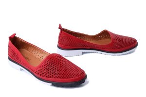 MANITU 840138-04 rot, półbuty damskie. Czerwone czółenka Manitu, w ażurowe wzory, ze skóry, bez obcasa, bez zapięcia. Za 227,92 zł.
