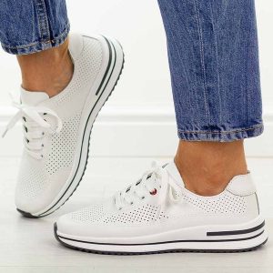 Białe ażurowe skórzane półbuty damskie Filippo Dp7608/26. Białe półbuty Filippo, na lato, w ażurowe wzory, z jeansu, z okrągłym noskiem, bez obcasa, na płaskiej podeszwie, bez zapięcia. W wyprzedaży za 197,10 zł.