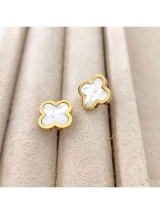 Nakkash Pozłacane kolczyki-wkrętki z masą perłową rozmiar: onesize. Białe kolczyki Nakkash, z perłą, pozłacane. Za 39,99 zł.