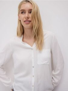 Wiskozowa koszula z kieszenią - biały. Białe koszule Reserved, l, bez wzorów, z wiskozy, bez kołnierzyka, bez ramiączek. W wyprzedaży za 49,99 zł.