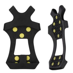 Nakładki antypoślizgowe na buty mini raczki. Buty trekkingowe 4FIZJO, bez zapięcia. Za 49,99 zł.