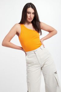 Top damski GESTUZ. Topy Gestuz, s, bez wzorów, bez kołnierzyka, bez ramiączek. W wyprzedaży za 118,30 zł.