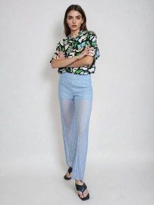 Monki Spodnie w kolorze błękitnym rozmiar: XS. Niebieskie spodnie z wysokim stanem Monki, bez wzorów, z koronki, z podwyższonym stanem. Za 43,99 zł.