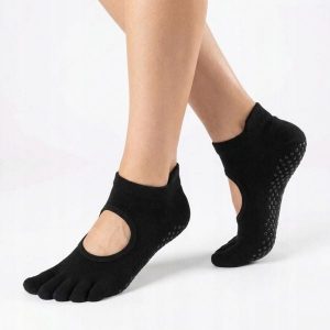 Antypoślizgowe skarpetki z palcami do jogi myga Yoga Toe Socks - S. Czarne skarpetki MYGA, bez wzorów, z bawełny. Za 19,99 zł.