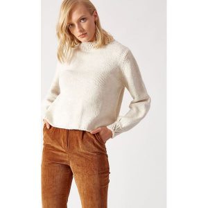 Sweter w kolorze beżowym. Brązowe długie swetry marki Robin, ze stójką. W wyprzedaży za 189,95 zł.