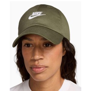 Czapka z daszkiem Nike Club. Zielone czapki Nike, bez wzorów, z bawełny, klasyczne. Za 99,99 zł.