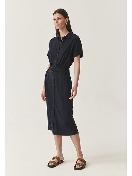 TATUUM Sukienka w kolorze granatowym rozmiar: M. Niebieskie sukienki Tatuum, m, bez wzorów, z tkaniny, bez kołnierzyka, bez ramiączek, midi. Za 248,58 zł.