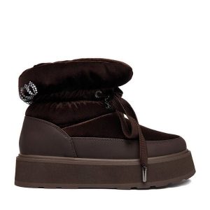 Śniegowce Juicy Couture. Brązowe buty zimowe Juicy Couture, bez obcasa, bez zapięcia. Za 329,99 zł.
