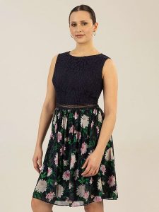 APART Sukienka w kolorze czarno-jasnoróżowym rozmiar: 40. Czarne sukienki Apart, bez wzorów, z koronki, bez kołnierzyka, bez ramiączek, mini. Za 355,78 zł.