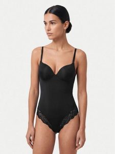 Guess Body O6BM16 K5071 Czarny. Czarne body i gorsety Guess, z aplikacjami, z syntetyku. Za 344,99 zł.