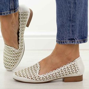 Białe ażurowe półbuty damskie M.Daszyński Sa222-14. Białe półbuty M.Daszyński, na lato, w ażurowe wzory, ze skóry, z okrągłym noskiem, bez obcasa, na płaskiej podeszwie, bez zapięcia. W wyprzedaży za 161,10 zł.