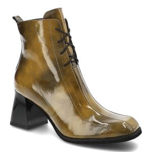 Botki damskie Clasicco, cholewka z lakierowanej skóry naturalnej z wysoką cholewką i sznurowaniem stabilny obcas o geometrycznym kształcie oraz gładk. Zielone botki Clasicco, na jesień, bez wzorów, ze skóry, przed kolano, bez obcasa, na obcasie, bez zapięcia. Za 339,00 zł.