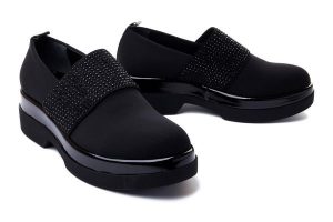 ARTIKER RELAKS 43C439 czarny, półbuty damskie. Czarne półbuty Artiker Relaks, bez wzorów, ze skóry, bez obcasa, na obcasie, bez zapięcia. Za 144,95 zł.