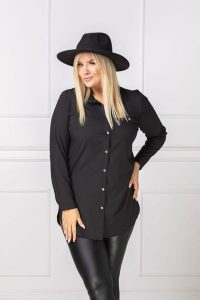 Elegancka czarna długa zapinana koszula PLUS SIZE XXL. Czarne koszule Nasi partnerzy, plus size, bez wzorów, z poliesteru, bez kołnierzyka, plus size, bez ramiączek. Za 199,90 zł.