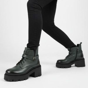 Botki damskie Armodo, skórzane na klocku za kostkę z okrągłym noskiem i na zamek, oliwkowe, 60557-V. Zielone botki Armodo, bez wzorów, ze skóry, z okrągłym noskiem, za kostkę, bez obcasa, na obcasie, bez zapięcia. Za 373,99 zł.